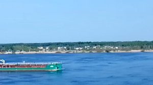 Танкер плывет по Волге или красота по волгоградски!