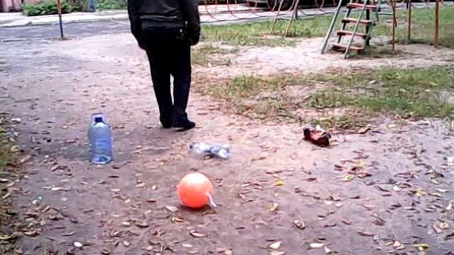Тотально-слепой мужчина отрабатывает упражнение Летучая мышь.