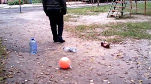 Тотально-слепой мужчина отрабатывает упражнение Летучая мышь.