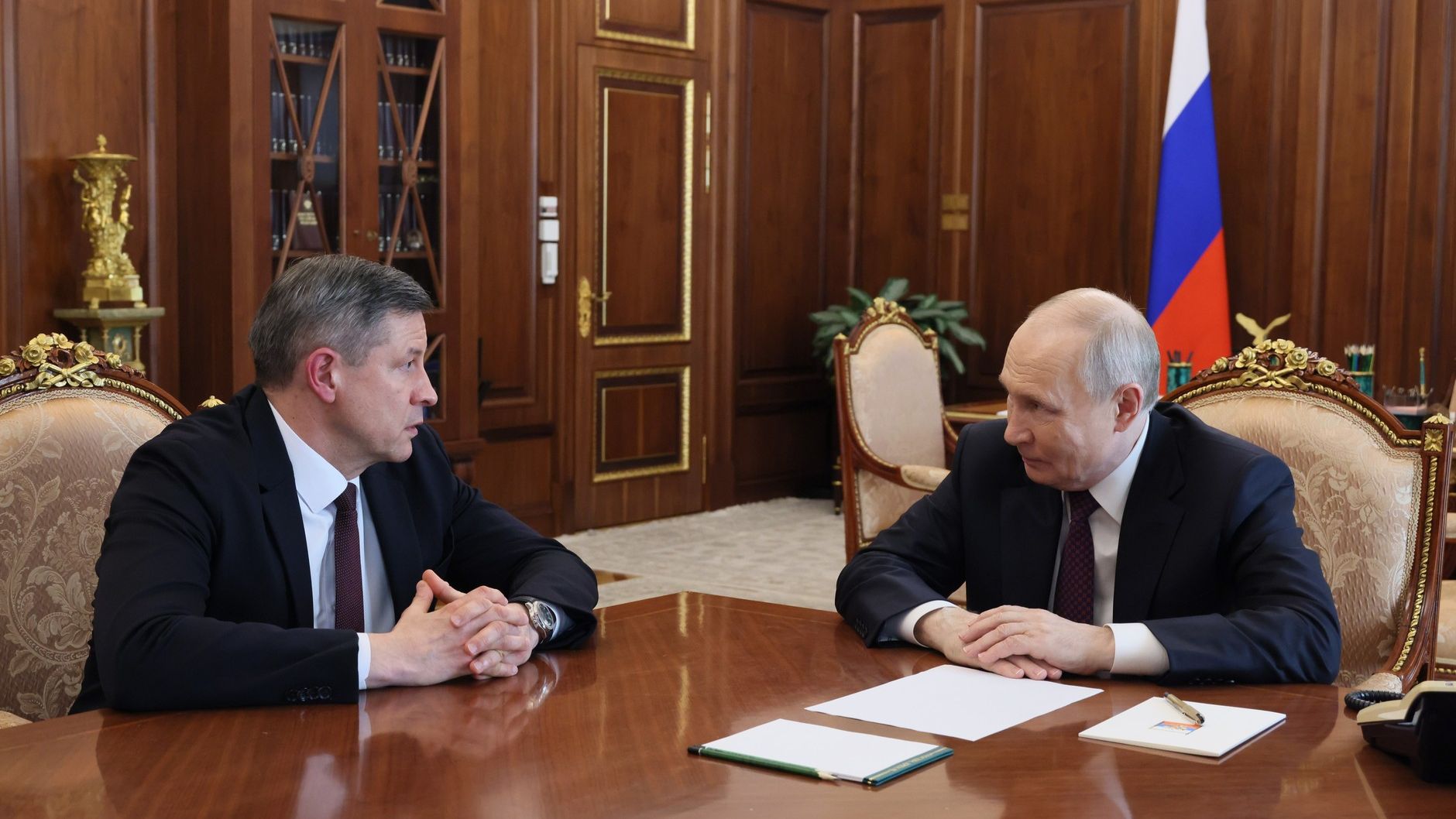 Владимир Путин с временно исполняющим обязанности губернатора Брянской обл. Егором Ковальчуком 13.05