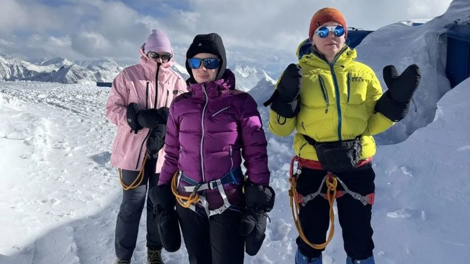 Участницы группы  "Simple Girls" освоили технику движения по перилам и готовы подняться на Эльбрус