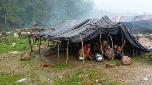 Настоящая жизнь в непальской горной деревни во время дождя. Самая спокойная сельская жизнь. Непал