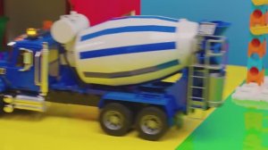 Игрушечные фермерские животные в центре внимания! 🐮🚜 Тракторы для малышей — мультфильм для детей