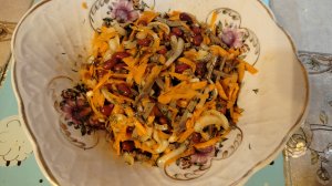 Салат с говяжьей печенью, нереально вкусно и сытно.