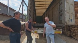 Лес загружен в 72-ю фуру для отправки на передовую