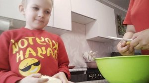 Готовлю ужин. Общаемся с племянником.