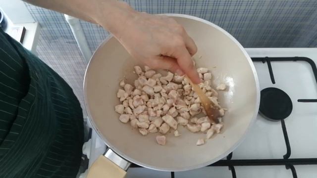 Паста из кабачка с курицей и грибами