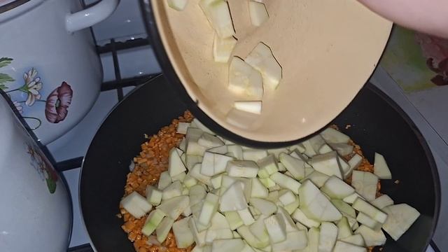 Готовка тушёные овощи с яйцами на сковороде