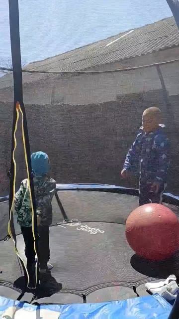 делаю сальто на батуте