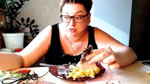 А на сладенькое булочка, Да, со сгущёнкой/Селедку помогли съесть кошки😆/Мукбанг