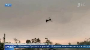 Эпичный «полет» поднятого ураганом индийца попал на видео
