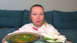 Мукбанг от Яновны вроде борщ, а вроде щи  с  салом и луком, рулетики с паштетом. Еда вуснота