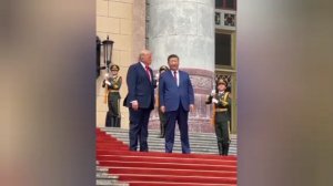 Президент США не знает китайского языка, лидер КНР не говорит на английском. Переводчиков рядом нет.