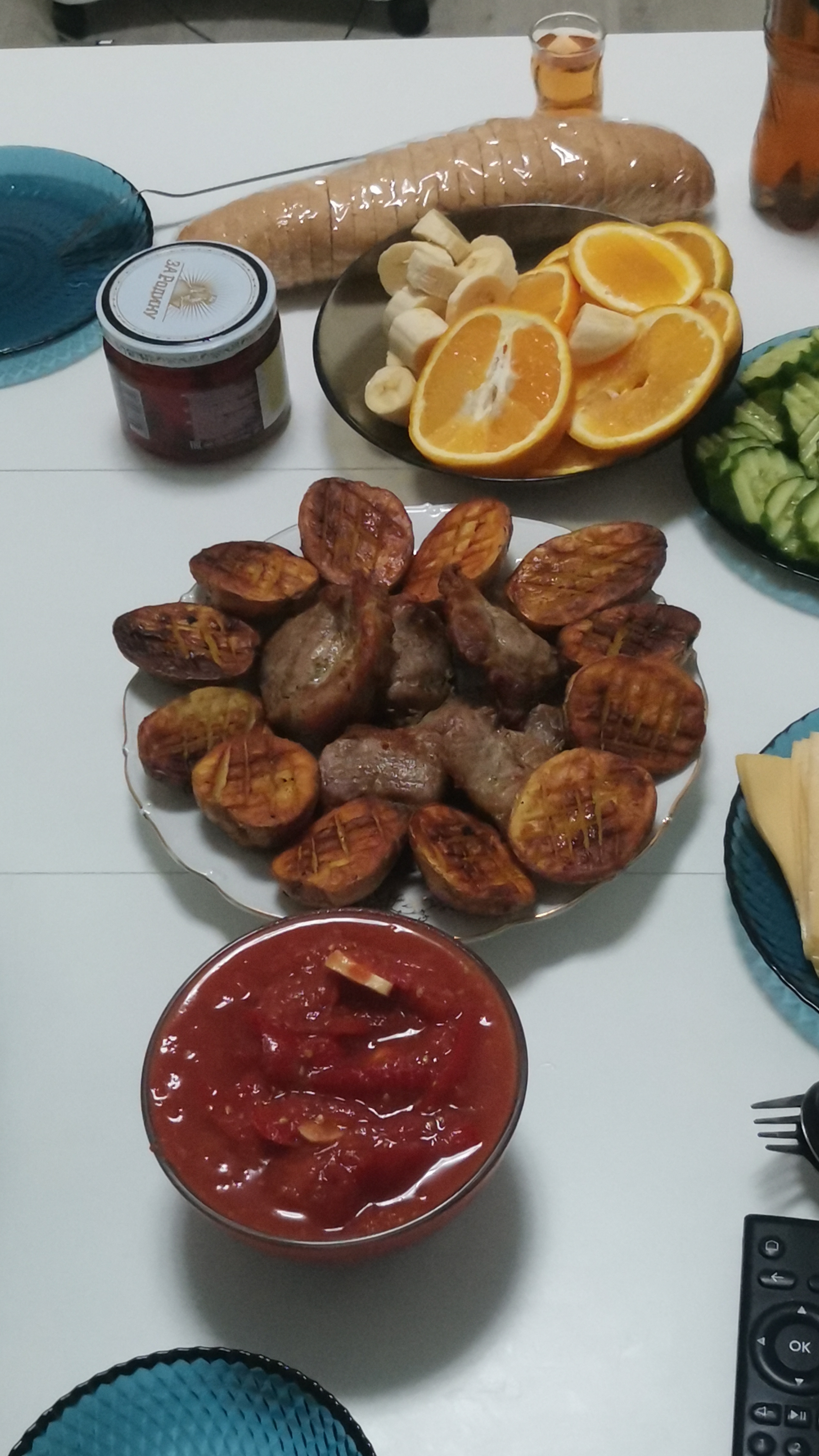 Сама распокую толстыми руками