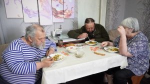 Любимая семья пора кушать! Добрая мама пенсионерка всегда накормит своих домочадцев ВКУСНО КУШАЕМ
