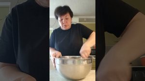 Замесила тесто для 🍞