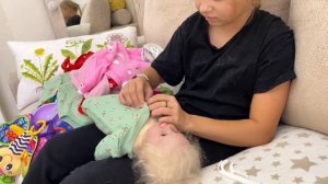 Алиса в гостях у бабушки играет с Тедди