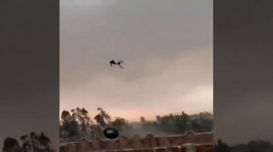 Мужчину унесло ветром вместе с крышей во время мощного шторма в Индии

Сильный порыв ветра поднял 50