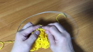Шапка берет плечевые изделия вяжите этим узором спицами