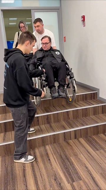 Спуск на инвалидной коляске / Wheelchair Descent 
#лестница #помощь #инвалиды #благодарность #мечта