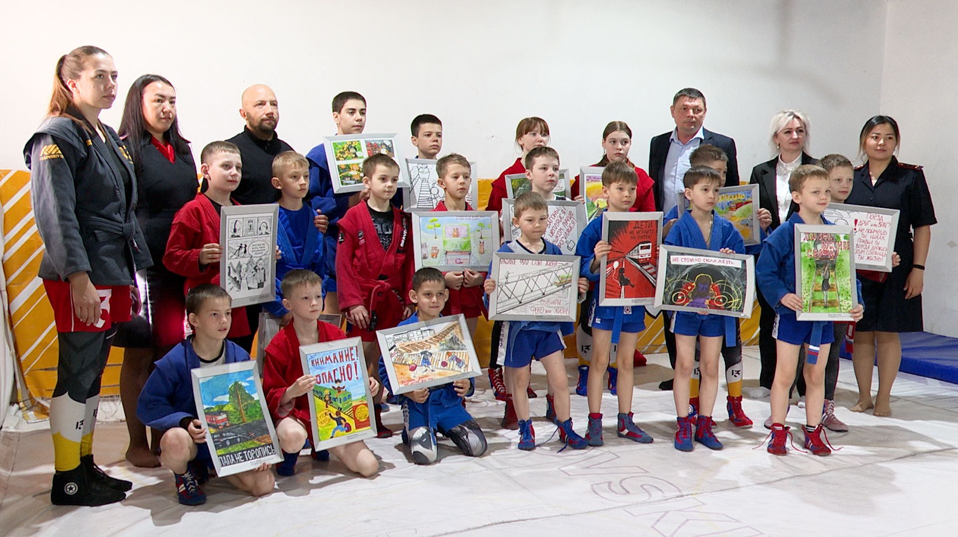 Сотрудники ЗабЖД провели урок безопасности для юных самбистов