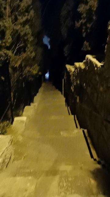 Погружение в кромешный ад по лестнице. лестница ведущая вниз, в темноту. п. Симеиз, Крым.