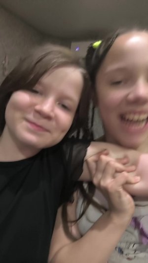 красим себя  с закрытыми глазами друг другу.