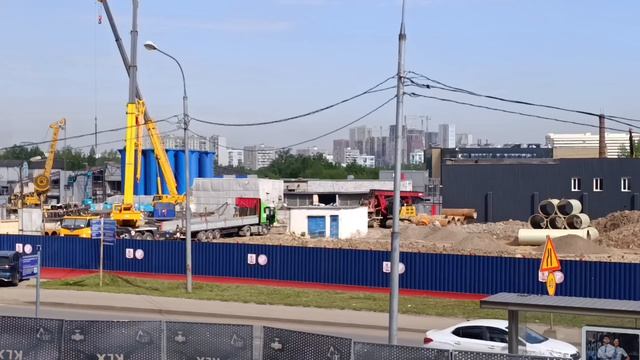 На площадке Каспийская Бирюлёвской линии опускают армокаркасы смотреть онлайн