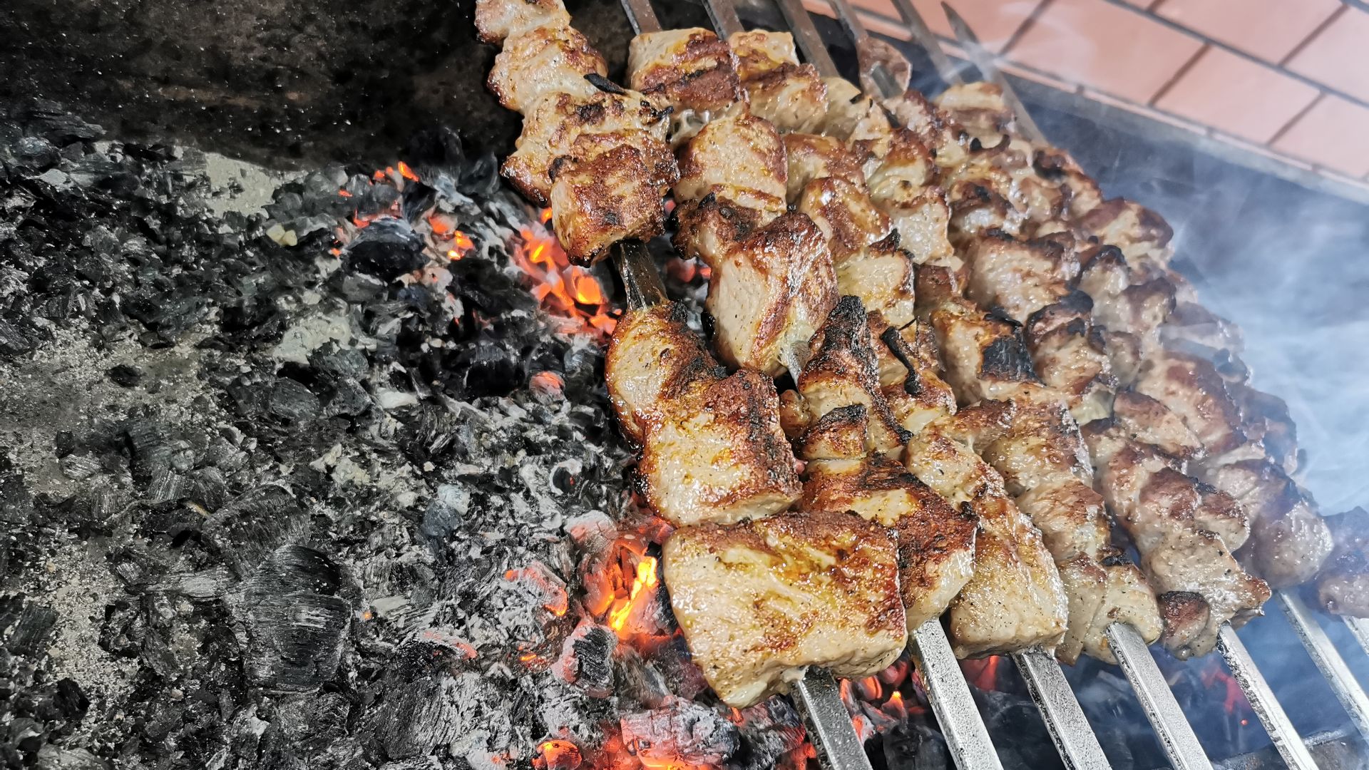 Как солить шашлык, когда солить, сколько нужно соли?