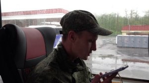 Вернувшиеся из плена бойцы звонят домой.
