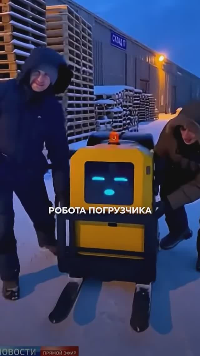 Работники склада столкнули робот-погрузчик в Баренцево море #промышленныйробот #юмор