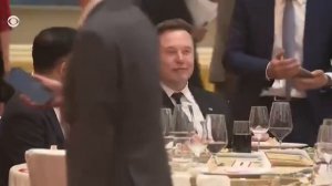 Маск на приеме в Китае корчит гримасы.