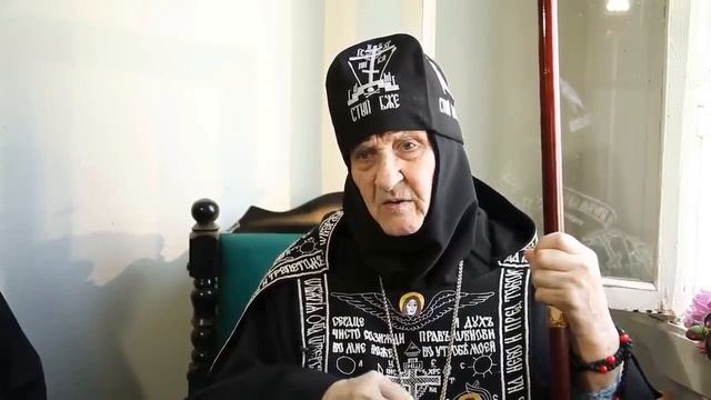 в машине крестик и иконочки