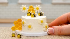 Приготовила необычный мини торт! 🐝🍰 Очень милое украшение мини торта 😍 Мини Кухня