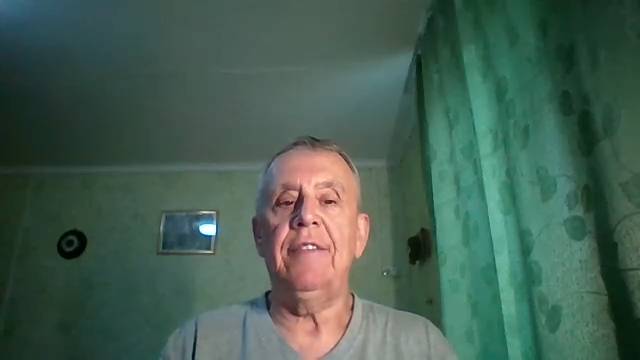 А подо мной глубина, там своя жизнь, набираю в грудь воздуха, ныряю...