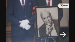 Гроб с телом Владимира Молчанова после прощания с ним внука вынесли из церкви в центре Москвы