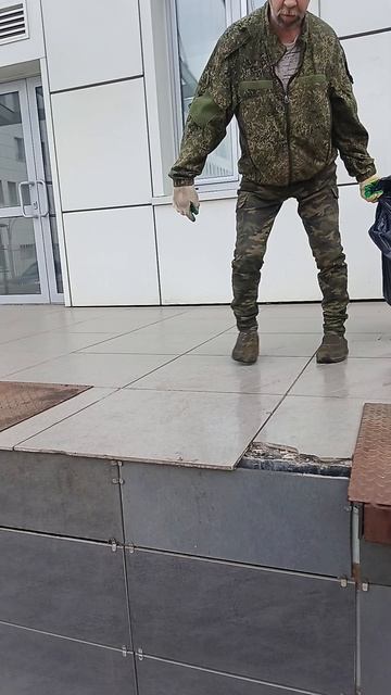 Алко терминатор Толян тащит тяжёлый мешок