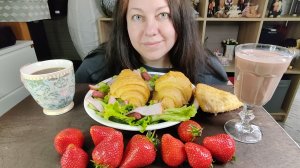 Мукбаг Круассаны с ветчиной и сыром, чебурек с картошкой, шоколадный коктейль.