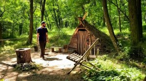 Построил хижину в лесу и укрытие на дереве. Жизнь в лесу на природе. Бушкрафт