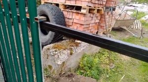 забор из металлического штакетника простой способ