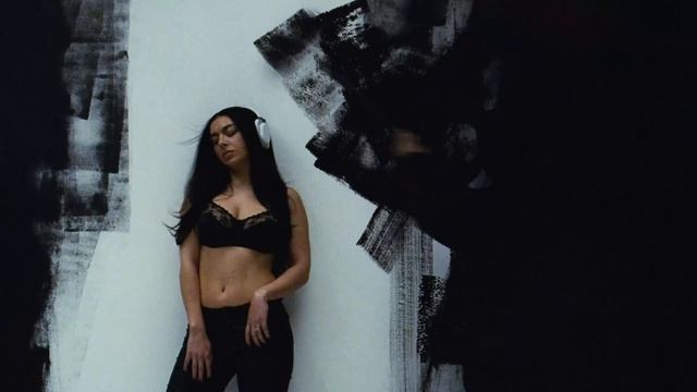 Дерзкое промо Nothing Headphone (а) x Charli XCX смотреть онлайн