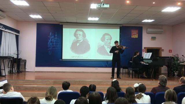 6. «Старинная французская песенка» аранж. В. Спиряева, сл. С. Полоцкой Исп. младший хор (пук. Когута