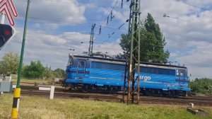 Электровоз Ламинатка 240 045-5 следует резервом
