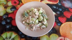 Салат с тунцом, огурцом и яйцом.