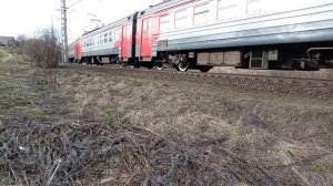Электричка ЭД9Т-0025 проезжает мимо