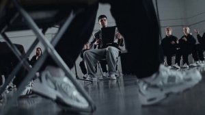 Автор трека «Сиять» прорекламировал белые кроссовки Street Beat