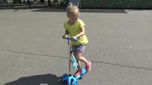 Алиса катается на самокате в Парке Победы Alice rides a scooter in Victory Park