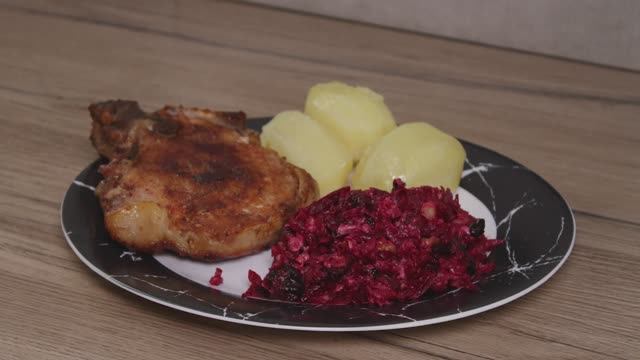 Салат из свеклы с черносливом изюмом и грецким орехом вкусный и полезный смотреть онлайн