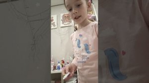 располагаю вещи на полку.