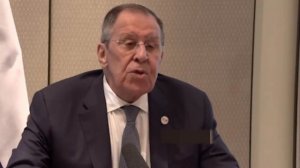 «Сэр, если вы не отдадите свой телефон, они достанут пистолет!»  Лавров на английском осадил наглеца